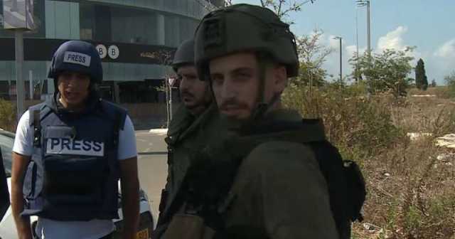 شاهد.. جنود الاحتلال الإسرائيلي يمنعون طاقم الجزيرة من العمل في غلاف غزة