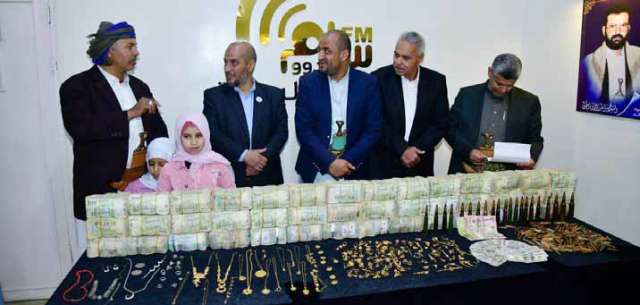 أسرة يمنية تتبرع بألف ريال كان في جيب شهيدها بعد الاحتفاظ به لأربع سنوات