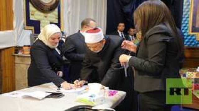 شيخ الأزهر يدلي بصوته في الانتخابات الرئاسية بمصر الجديدة (صور)